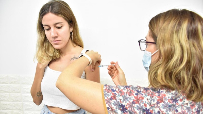 El Ministerio de Salud recomendó reforzar la vacunación contra el coronavirus ante aumento de casos